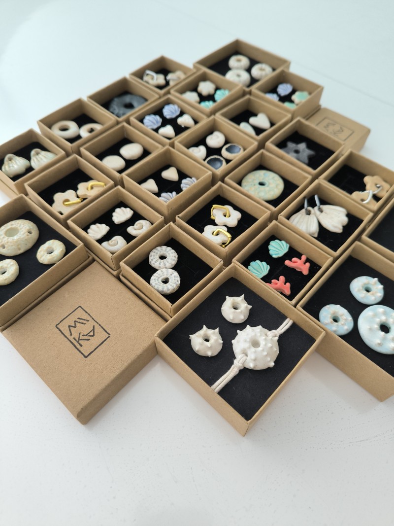 Detalle de joyería de cerámica artesanal por Mikaela